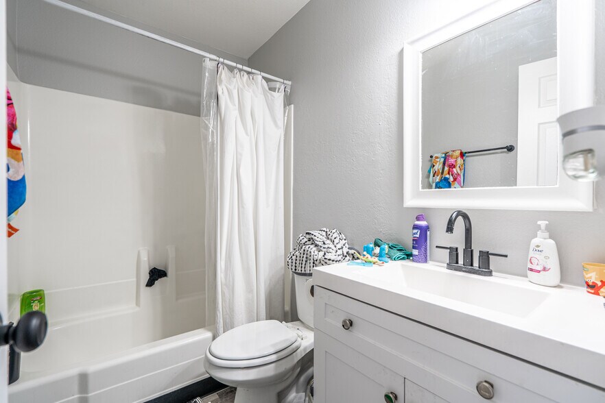 More Photos Of 8108 N 33rd Dr, Phoenix Multifamily For Sale