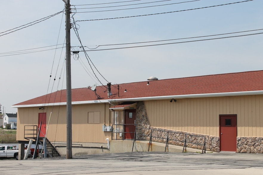 More Photos Of 1204 18th St, Two Rivers Bar For Sale
