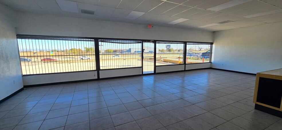 More Photos Of 6109 S I 35 Service Rd, Oklahoma City Flex For Lease