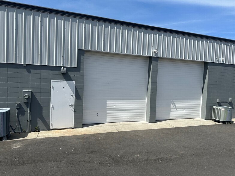 More Photos Of 6713 W Clearwater Ave, Kennewick Flex For Lease