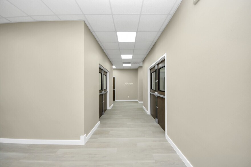 More Photos Of 1563 Live Oak St, Webster Office For Sale