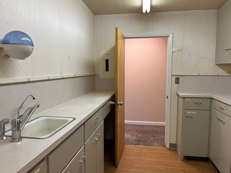 More Photos Of 411 W 5th St, McCook Office For Sale