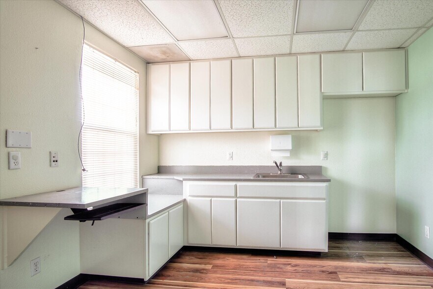 More Photos Of 890 Sunset Dr, Hollister Medical For Lease