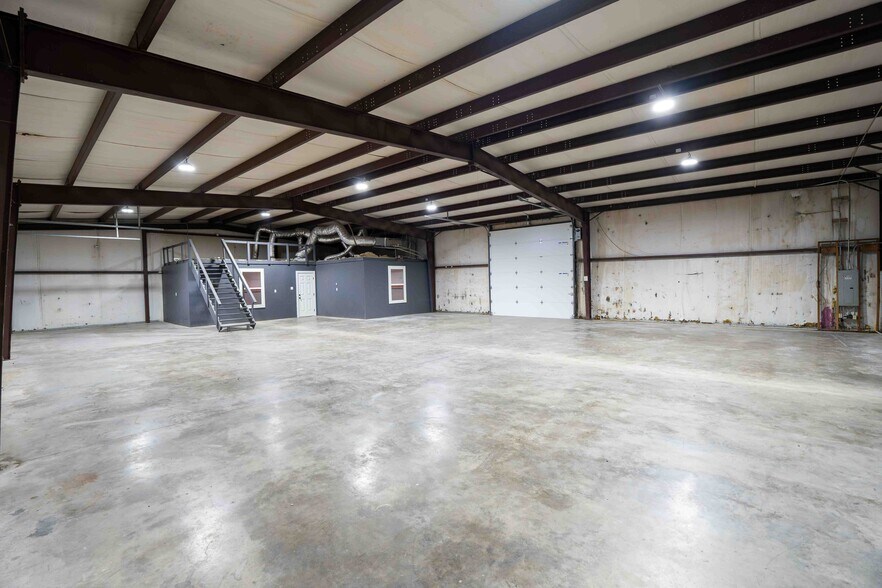 More Photos Of 220 Ken Dr, Sherman Warehouse For Lease