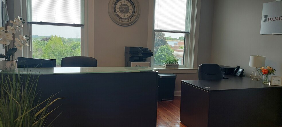 More Photos Of 5 Central Sq, Stoneham Medical For Lease