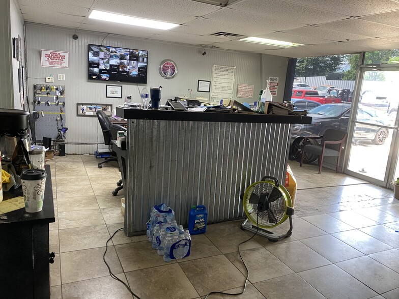 More Photos Of 3916 W Ledbetter Dr, Dallas Auto Repair For Sale