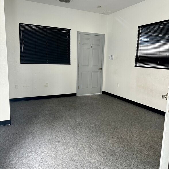 More Photos Of 3215-3235 S Southwest Loop 323, Tyler Unknown For Lease