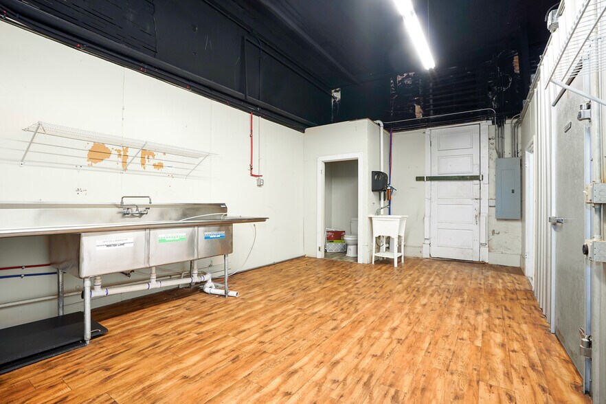 More Photos Of 75 N Waco St, Hillsboro General Retail For Lease