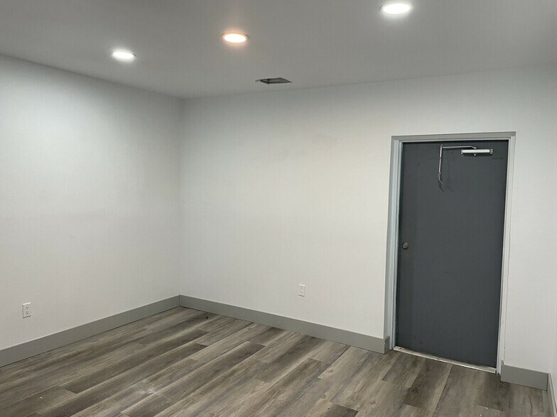 More Photos Of 944 Country Club Blvd, Cape Coral Warehouse For Lease