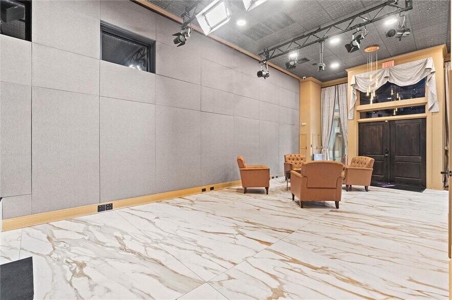 More Photos Of 7 N Royal St, Mobile Office For Sale