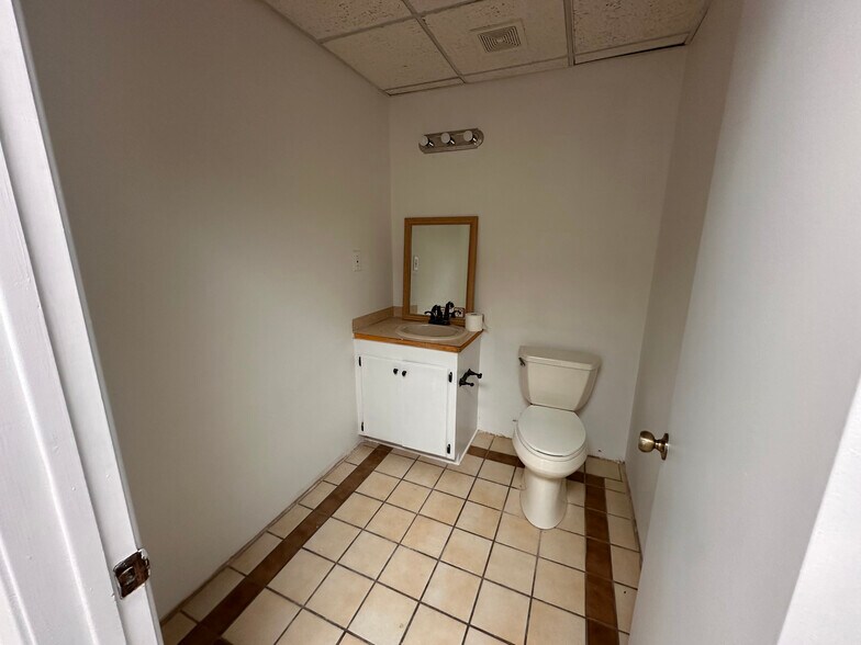 More Photos Of 1011 E 7th St, Odessa Office For Lease