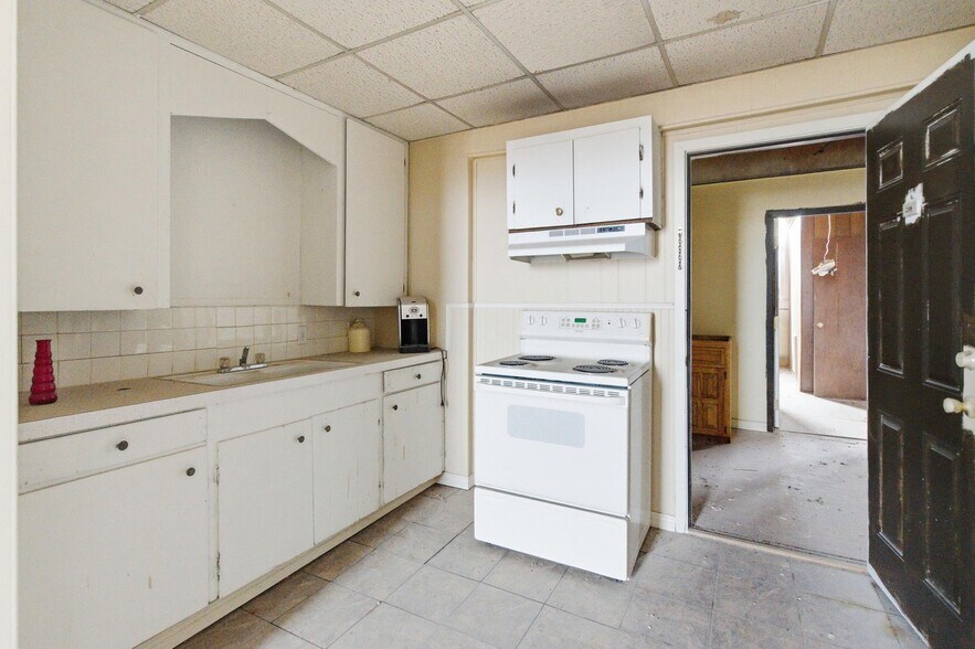 More Photos Of 100 W Central Ave, Comanche General Retail For Sale