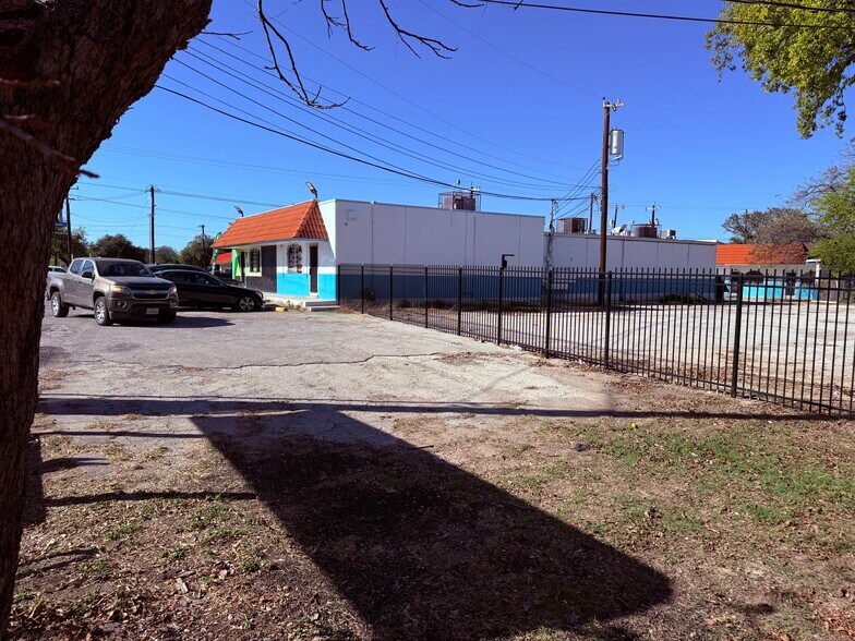 More Photos Of 1246 S General McMullen Dr, San Antonio Storefront Retail Office For Lease