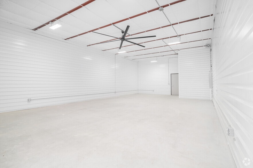 More Photos Of 3822 SE Military Dr, San Antonio Unknown For Lease