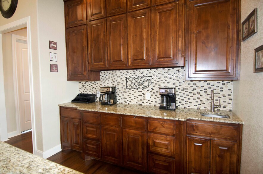 More Photos Of 1150 Bromberg St, Mineola Office For Lease