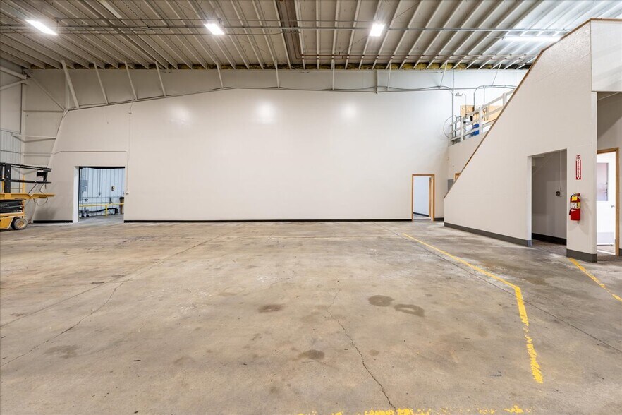 More Photos Of 2151 Van Horn Rd, Fairbanks Warehouse For Lease