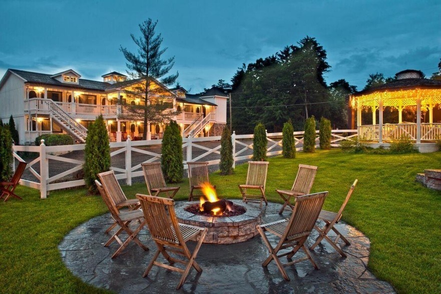 More Photos Of 304 S Wells St, Lake Geneva Hotel For Sale