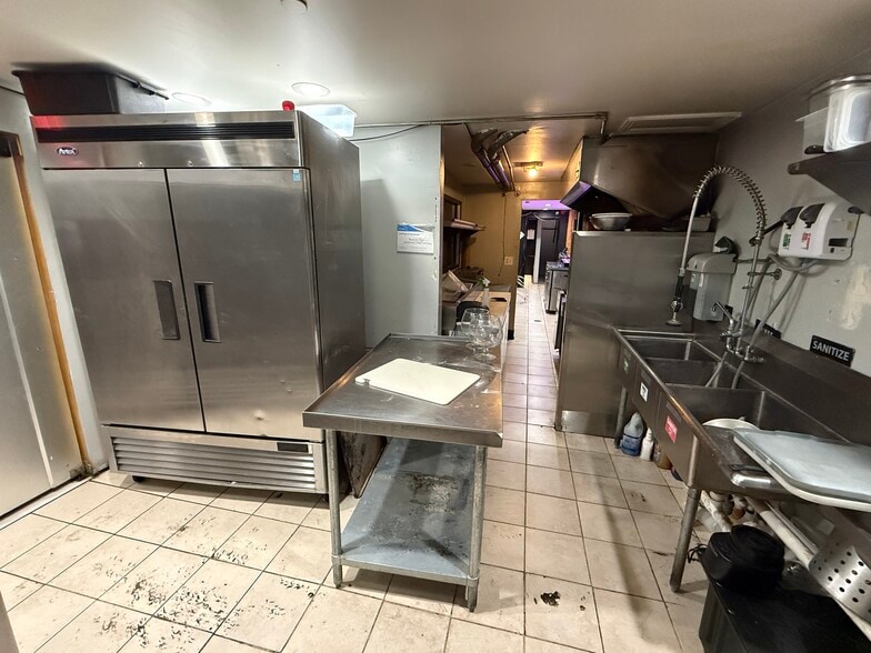 More Photos Of 1437 St Clair Ave NE, Cleveland Bar For Sale