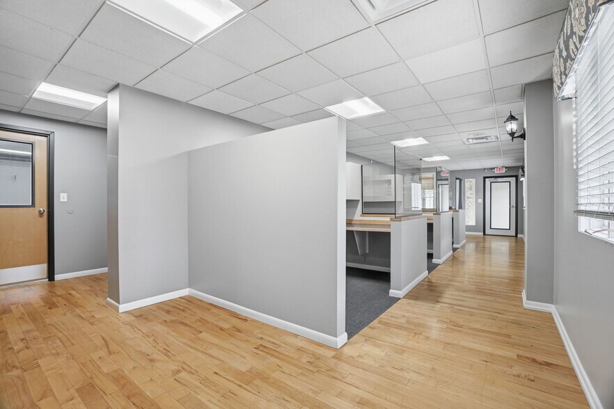 More Photos Of 16821 Park Circle Dr, Chagrin Falls Office For Sale