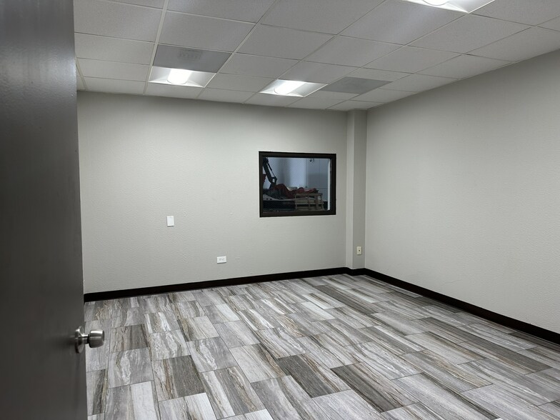 More Photos Of 5121 Steadmont Dr, Houston Manufacturing For Lease