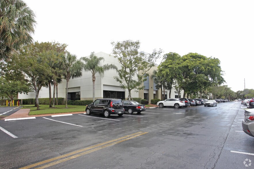 More Photos Of 712-734 S Military Trl, Deerfield Beach Warehouse For Lease