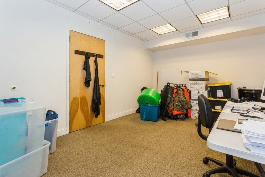 More Photos Of 10-12 Boulevard Ave, Greenlawn Storefront Retail Residential For Lease