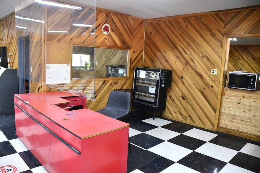 More Photos Of 138 Chestnut St, Marienville General Retail For Sale