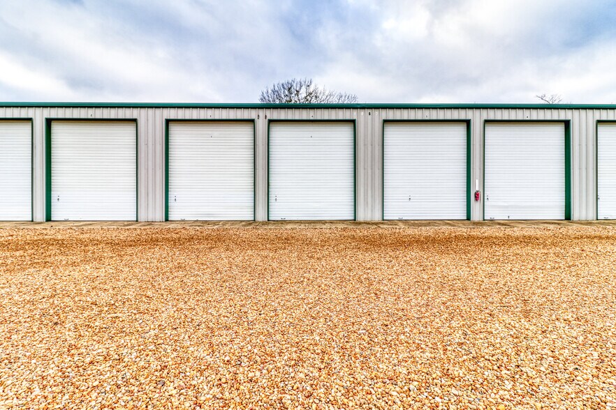 More Photos Of 6053 N McDonald St, Melissa Light Distribution For Lease