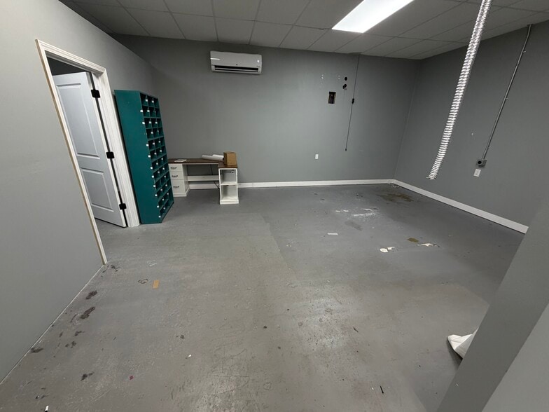 More Photos Of 219 S 2nd St, Cabot Auto Repair For Lease