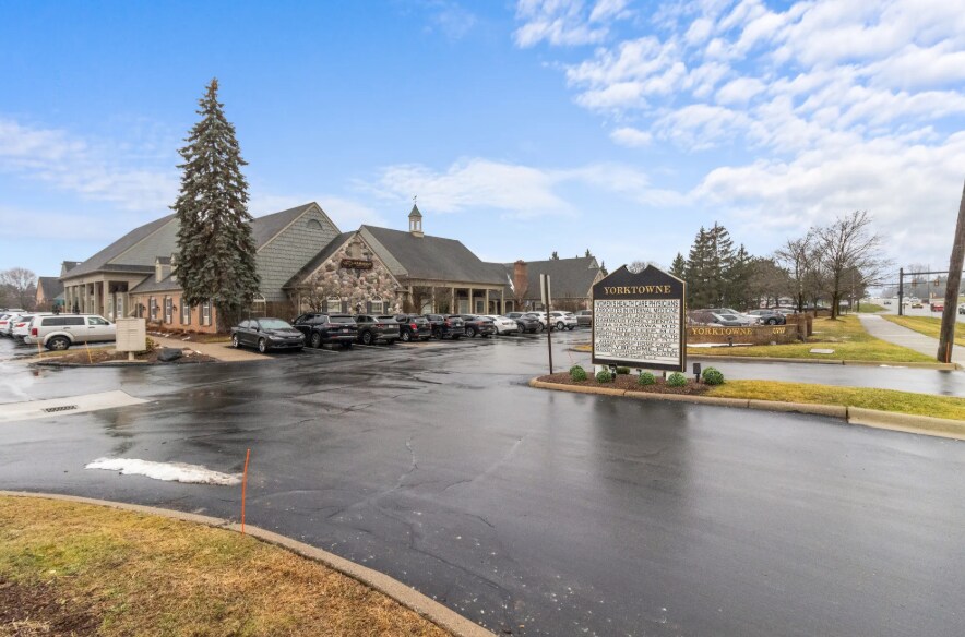 More Photos Of 5777 W Maple Rd, West Bloomfield Medical For Lease