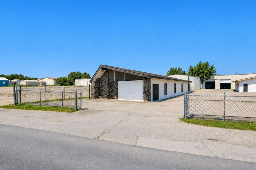 Primary Photo Of 11641 Denton Dr, Dallas Showroom For Lease