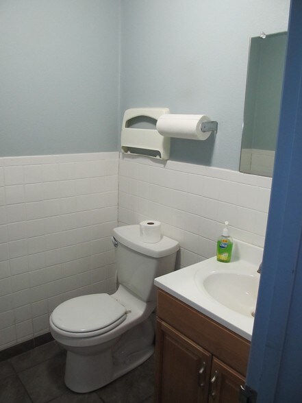 More Photos Of 12150 Charles Dr, Grass Valley Warehouse For Sale