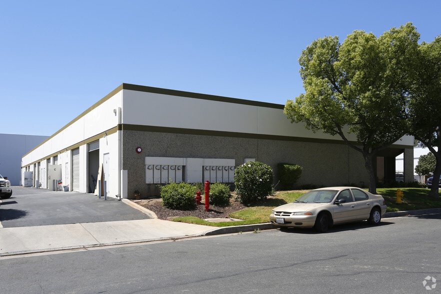 More Photos Of 1560 Commerce St, Corona Light Distribution For Lease