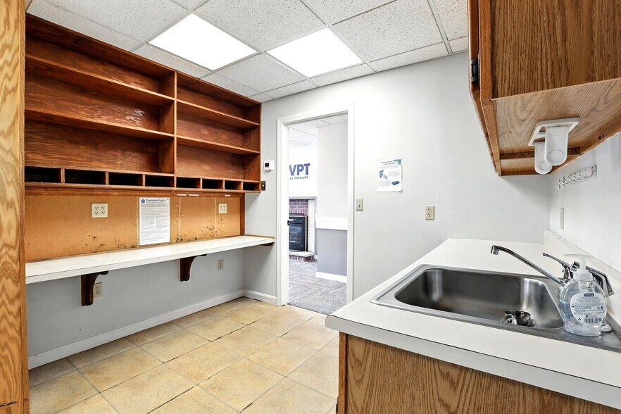 More Photos Of 40 S River Rd, Bedford Medical For Lease