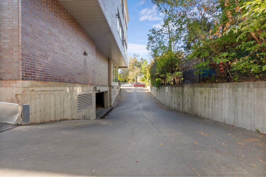 More Photos Of 180 Boul De La Côte-Vertu, Saint-Laurent Office For Sale