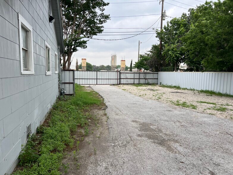 More Photos Of 11506 Newberry St, Dallas Flex For Lease