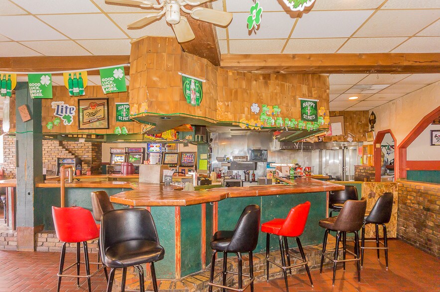 More Photos Of 318 W North Water St, New London Bar For Sale