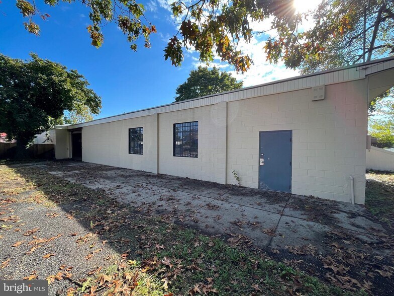 More Photos Of 407 S West Blvd, Landisville Warehouse For Lease