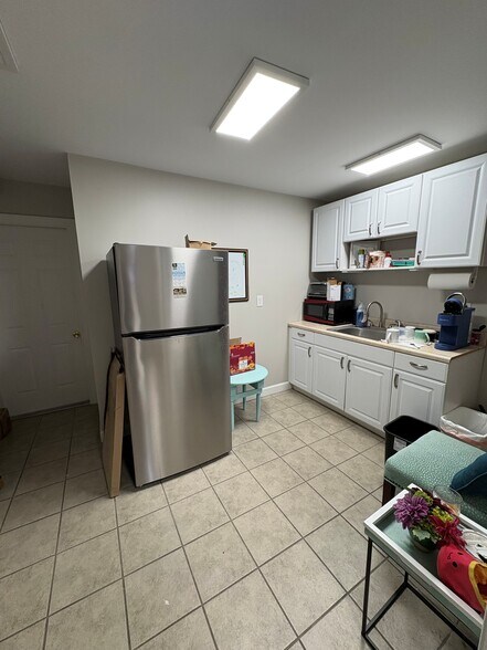 More Photos Of 1224 Executive Blvd, Chesapeake Showroom For Sale