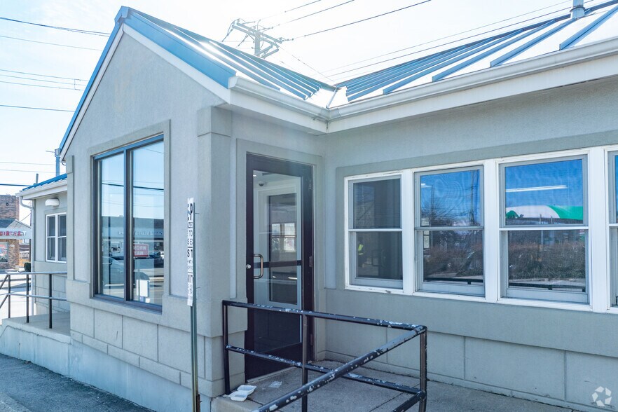 More Photos Of 403 E Sandford Blvd, Mount Vernon Bank For Lease