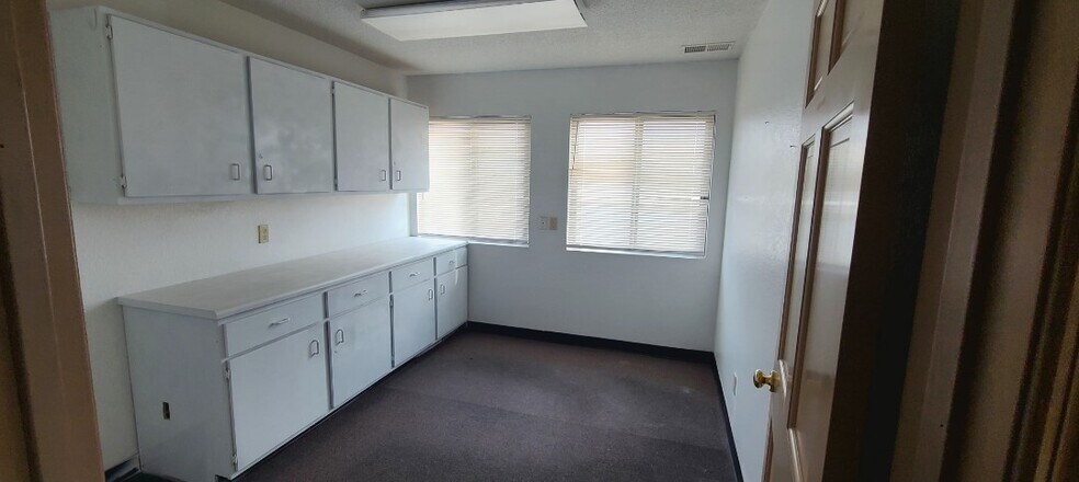 More Photos Of 2010 Bluestone Dr, Saint Charles Office For Sale