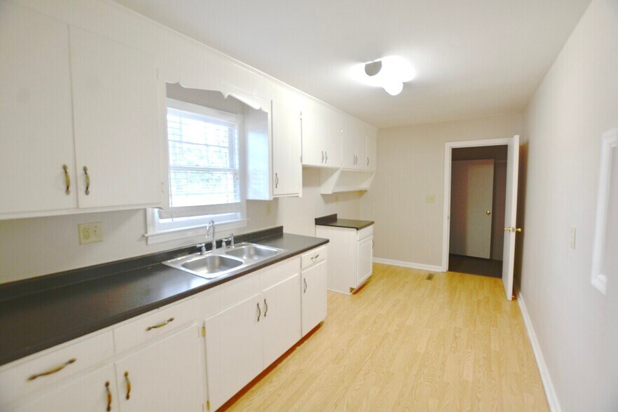 More Photos Of 1752 Jessamine Rd, Charleston Coworking Space