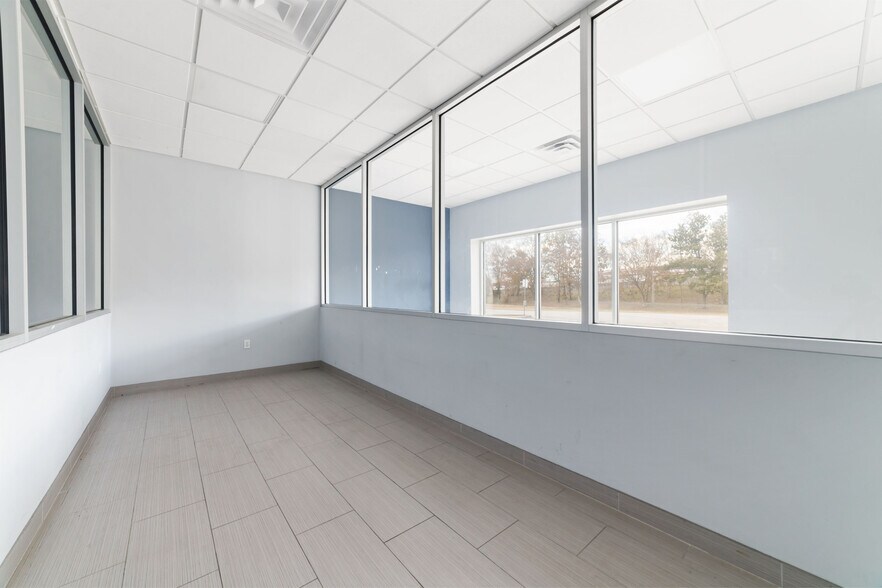 More Photos Of 6631 N Sam Houston Pky W, Houston Warehouse For Lease