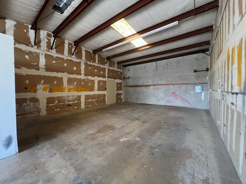 More Photos Of 211 Trade Center Dr, New Braunfels Warehouse For Lease