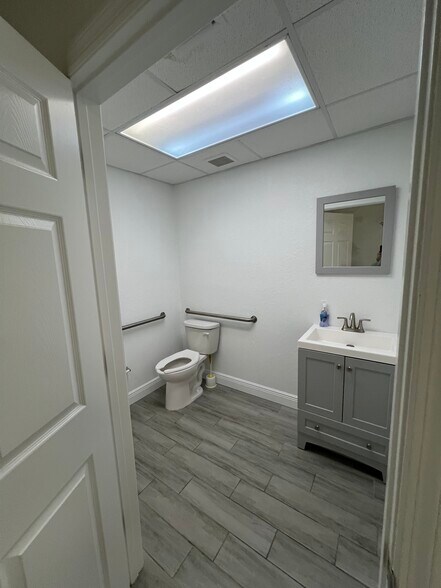 More Photos Of 3435 30th Ave N, Saint Petersburg Freestanding For Lease