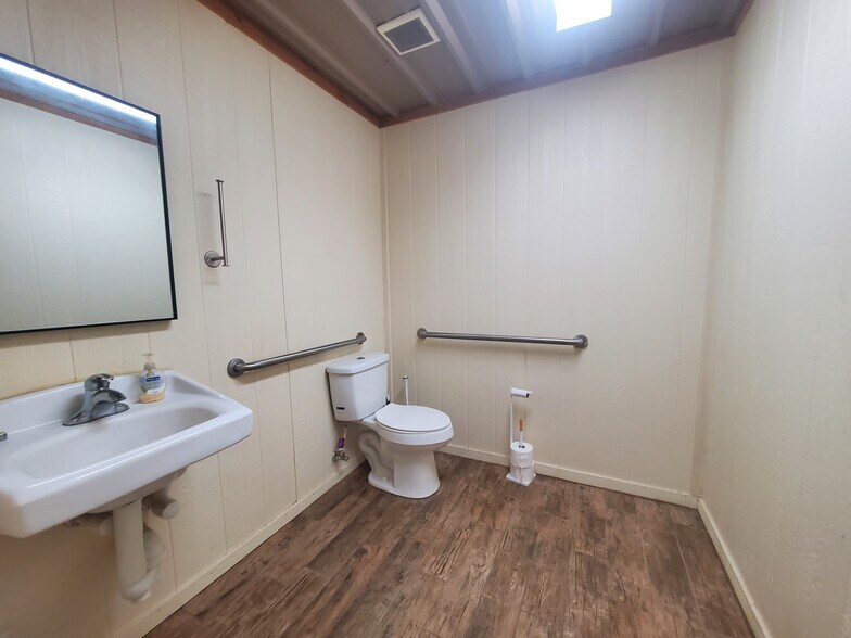 More Photos Of 11130 N Highway 75, Willis Light Distribution For Sale