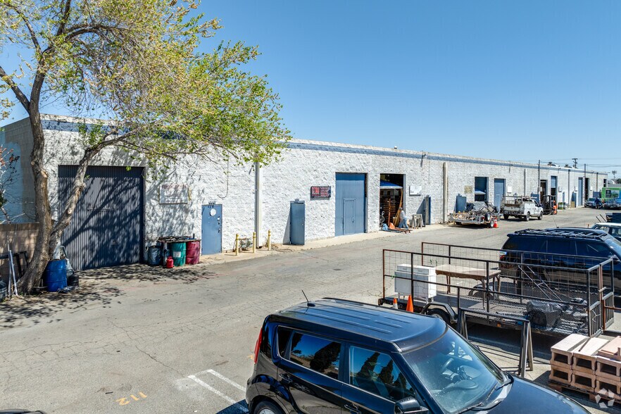 More Photos Of 37925 6th St E, Palmdale Warehouse For Lease