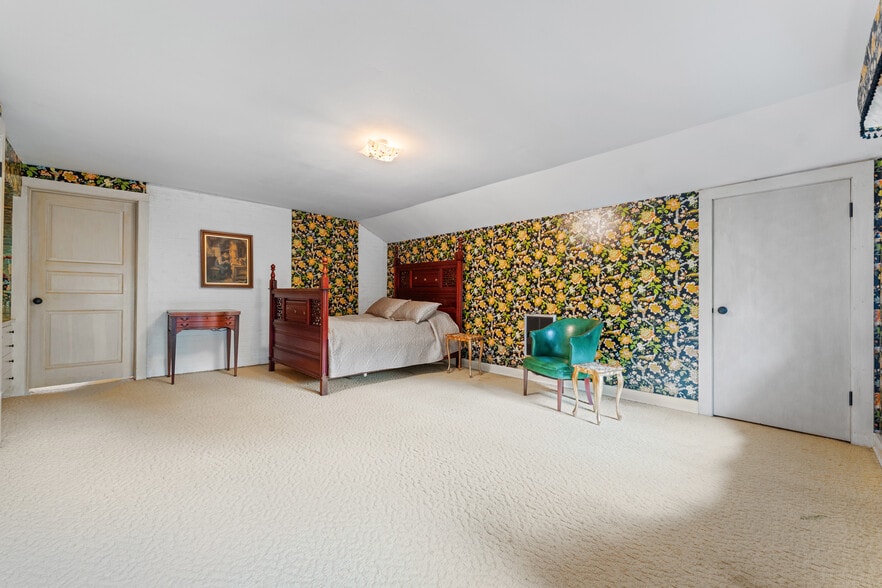 More Photos Of 550 Warner rd, Vienna Specialty For Sale