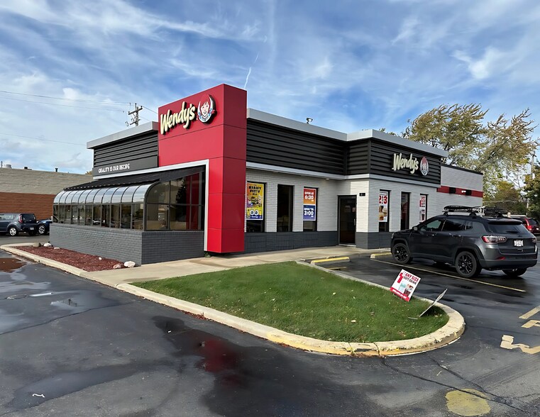 Primary Photo Of 4910 Washington Ave, Racine Fast Food For Sale
