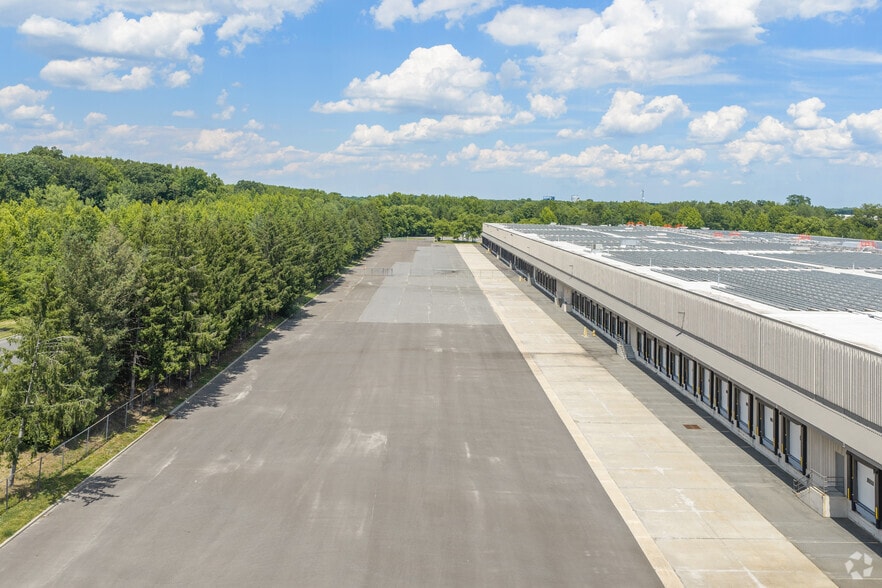 More Photos Of 400 Cabot Dr, Hamilton Distribution For Lease